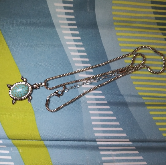 Turtle necklace  w/silver chain - Picture 2 of 5